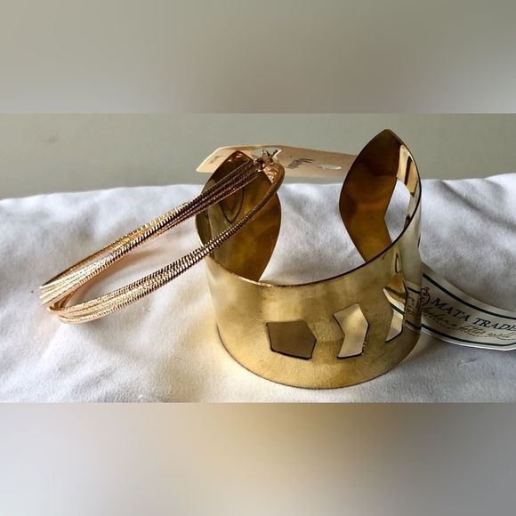 NWT cuff and large hoop earrings, gold tone - Picture 5 of 5